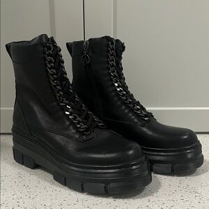 NWOT THE WISHBONE COLLECTION Fallyn Combat Boots 100% Leather Chain Lace Up 9M